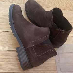 Womens Clark’s Leather ankle boots.